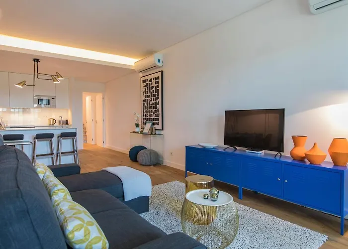 Modern And Colourful Flat In Graca By Lovelystay