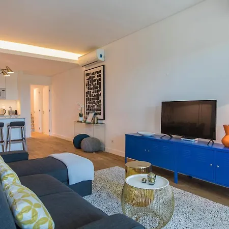 Modern And Colourful Flat In Graca By Lovelystay