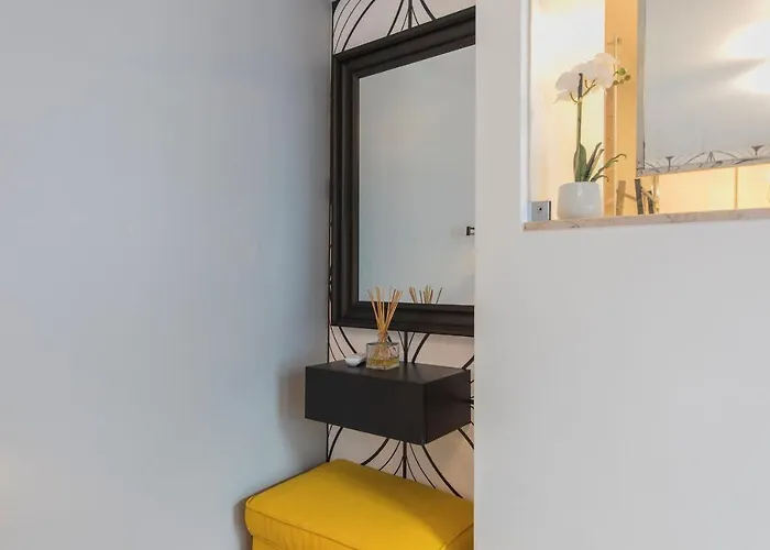 Modern And Colourful Flat In Graca By Lovelystay