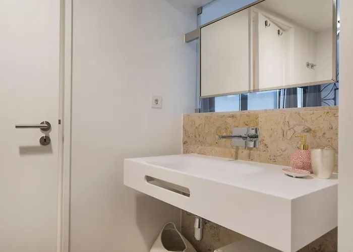 Modern And Colourful Flat In Graca By Lovelystay Apartment *