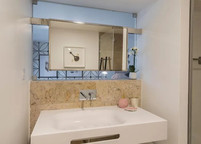 Modern And Colourful Flat In Graca By Lovelystay Lisbon