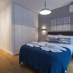 Modern And Colourful Flat In Graca By Lovelystay