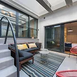 Modern And Colourful Flat In Graca By Lovelystay *